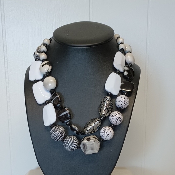 Chunky Black and White Beaded Necklace - Picture 1 of 1